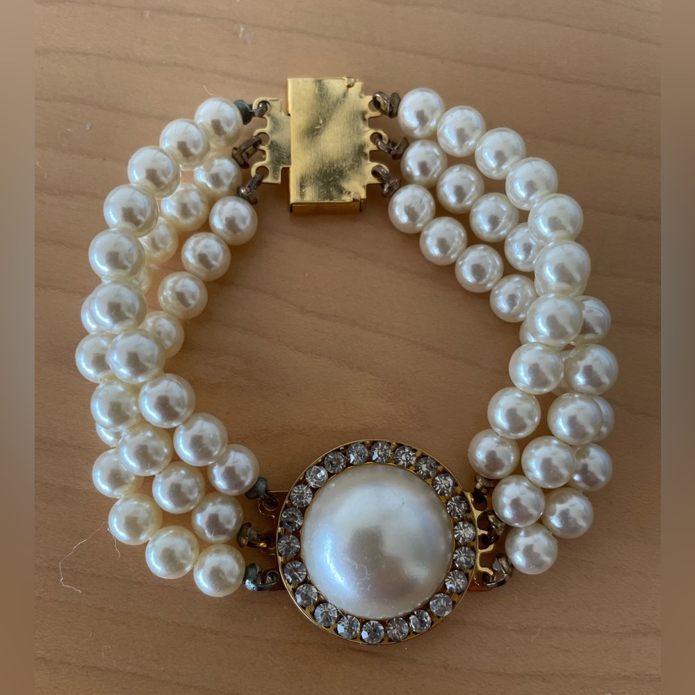 Elegant Pearl Bracelet with Rhinestones and a Gold Clasp